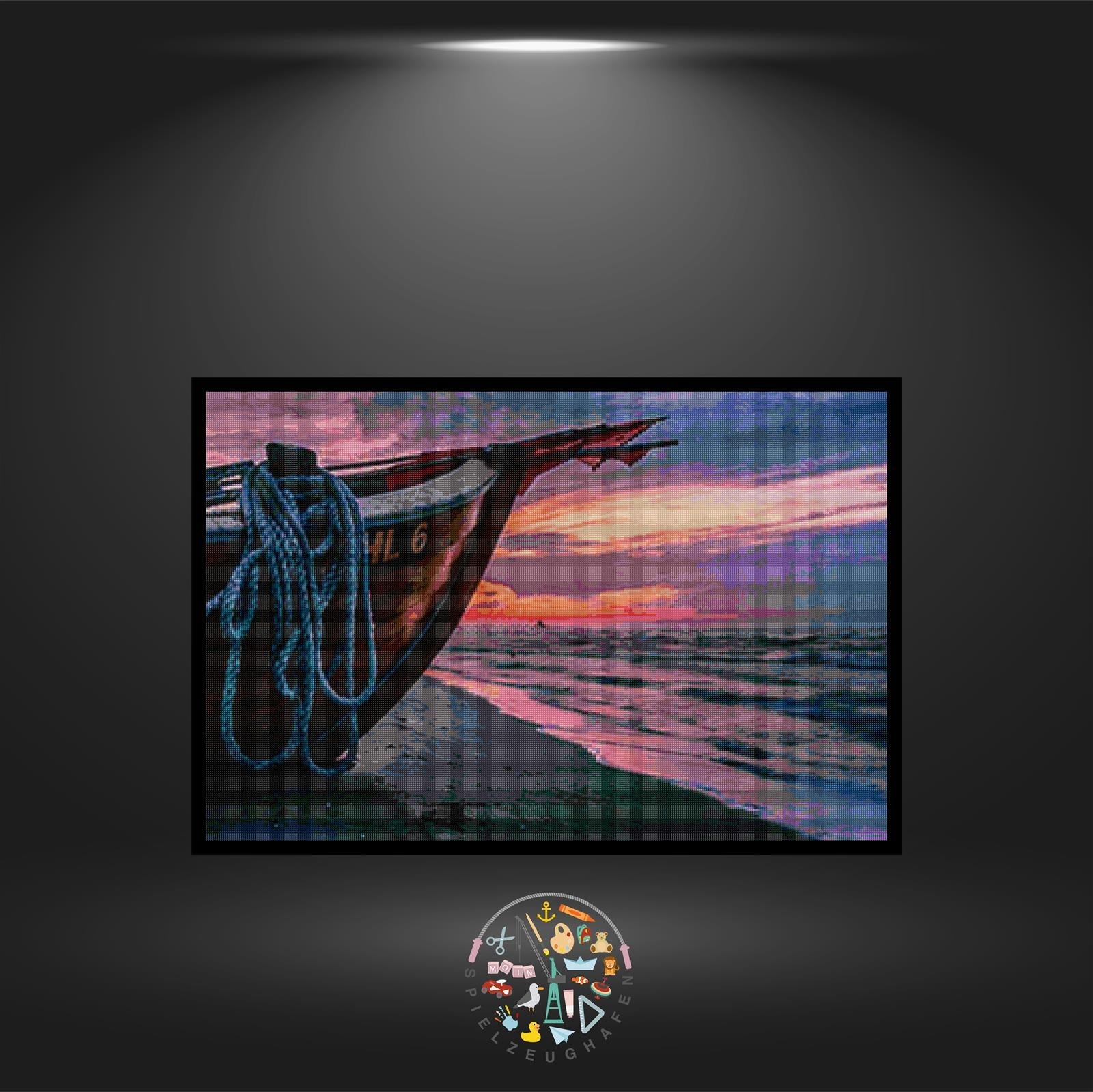 Boat on the beach - Quadratisch von Spielzeughafen