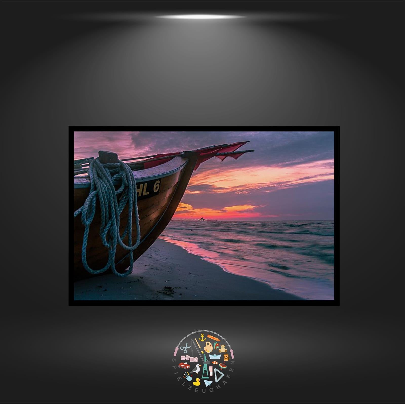 Boat on the beach - Quadratisch von Spielzeughafen